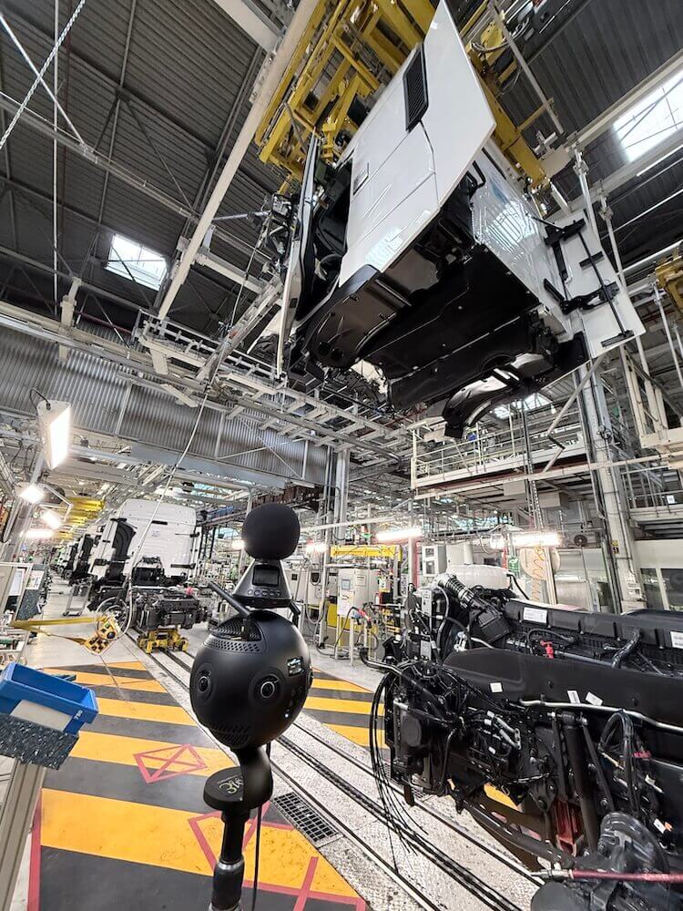 Département de l' Ain présentation de l'immersion à 360 degrés Renault Trucks chaine de production