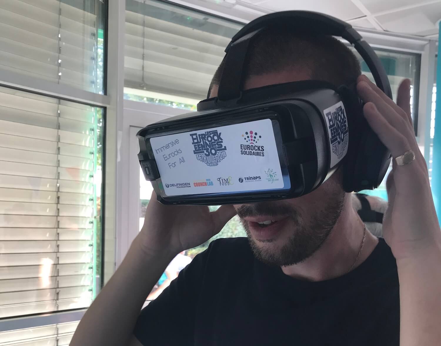 PihPoh regarde son concert live à 360 degrés
