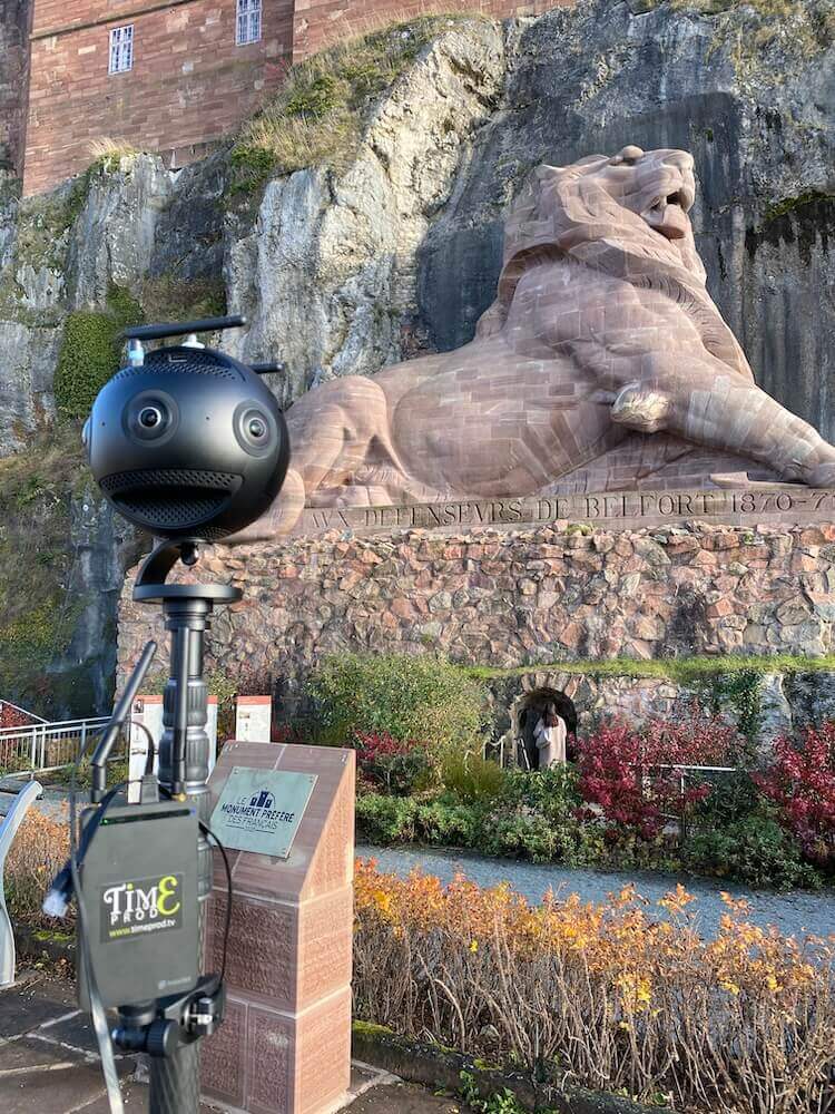 Caméra vidéo 360 Time prod devant le lion de belfort