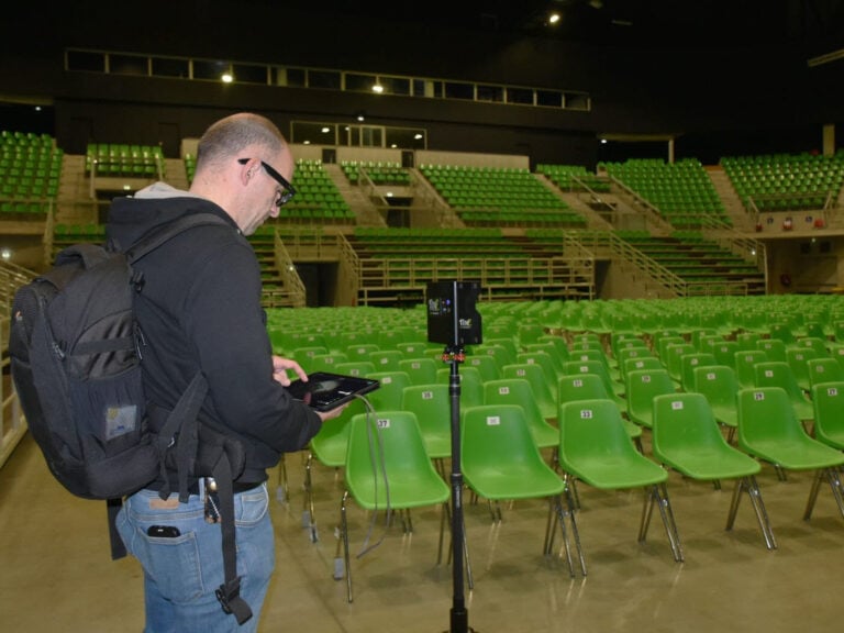 Time Prod modelisation 3D Matterport Axone Montbeliard Homme avec appareil Matterport dans une salle.