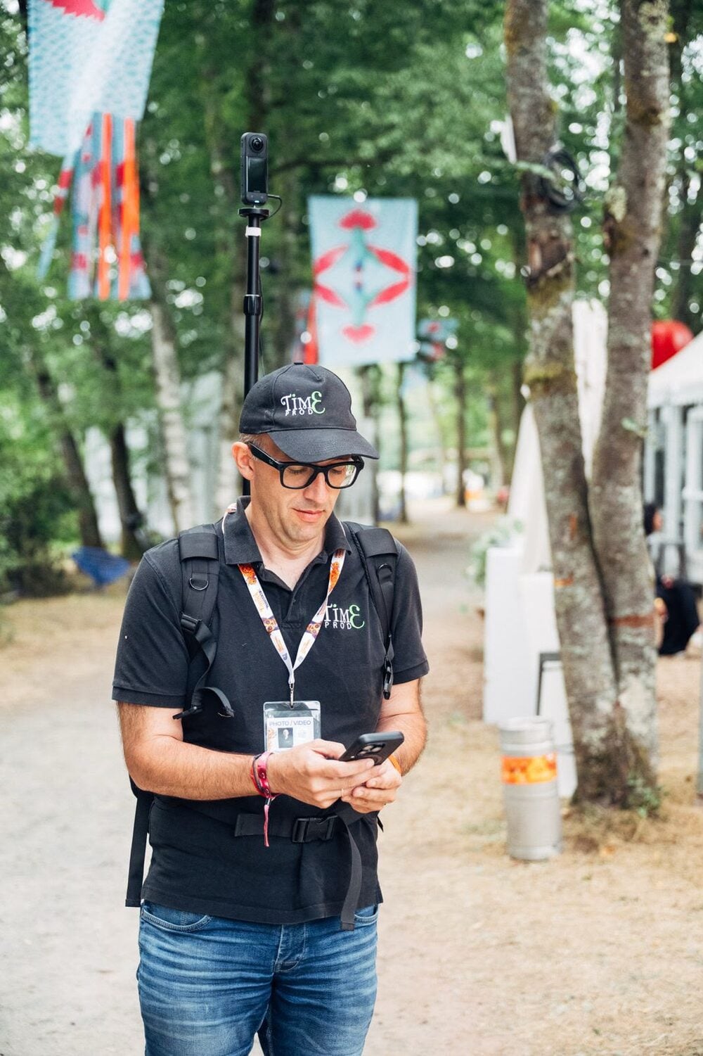 capture terrain insta360 Opérateur Time Prod en captation 360° sur le site des Eurockéennes, caméra Insta360 sur perche et sac à dos